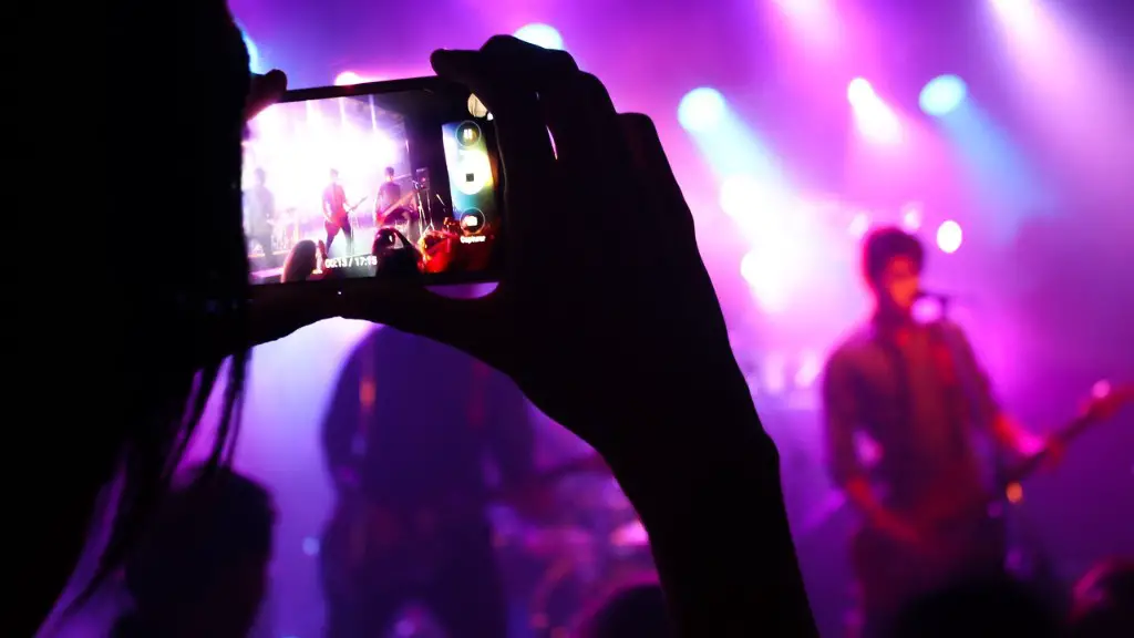 How to dance with a girl in a night club?